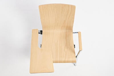 Stapelstühle mit Armlehnen und abnehmbarem Schreibtablar für flexibles Arbeiten
